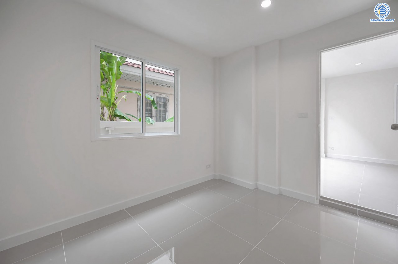 บ้านมือสองตกแต่งใหม่ โครงการ มณีรินทร์ เลคแอนด์พาร์ค ราชพฤกษ์-ติวานนท์ เนื้อที่ 64.1 ตร.ว. ฟังก์ชัน 4 ห้องนอน 3 ห้องน้ำ 1 ห้องอเนกประสงค์ จอดรถได้ 2 คัน บรรยากาศเงียบสงบเป็นส่วนตัว สิ่งอำนวยความสะดวกมากมาย บนทำเลติดถนนใหญ่ เชื่อมต่อถนนราชพฤกษ์ ใกล้จุดขึ้นทางด่วน "ศรีสมาน"...